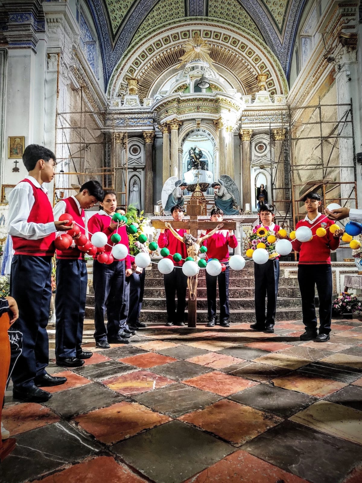 Alumnos en ceremonia religiosa con globos de colores - Secundaria Pacelli