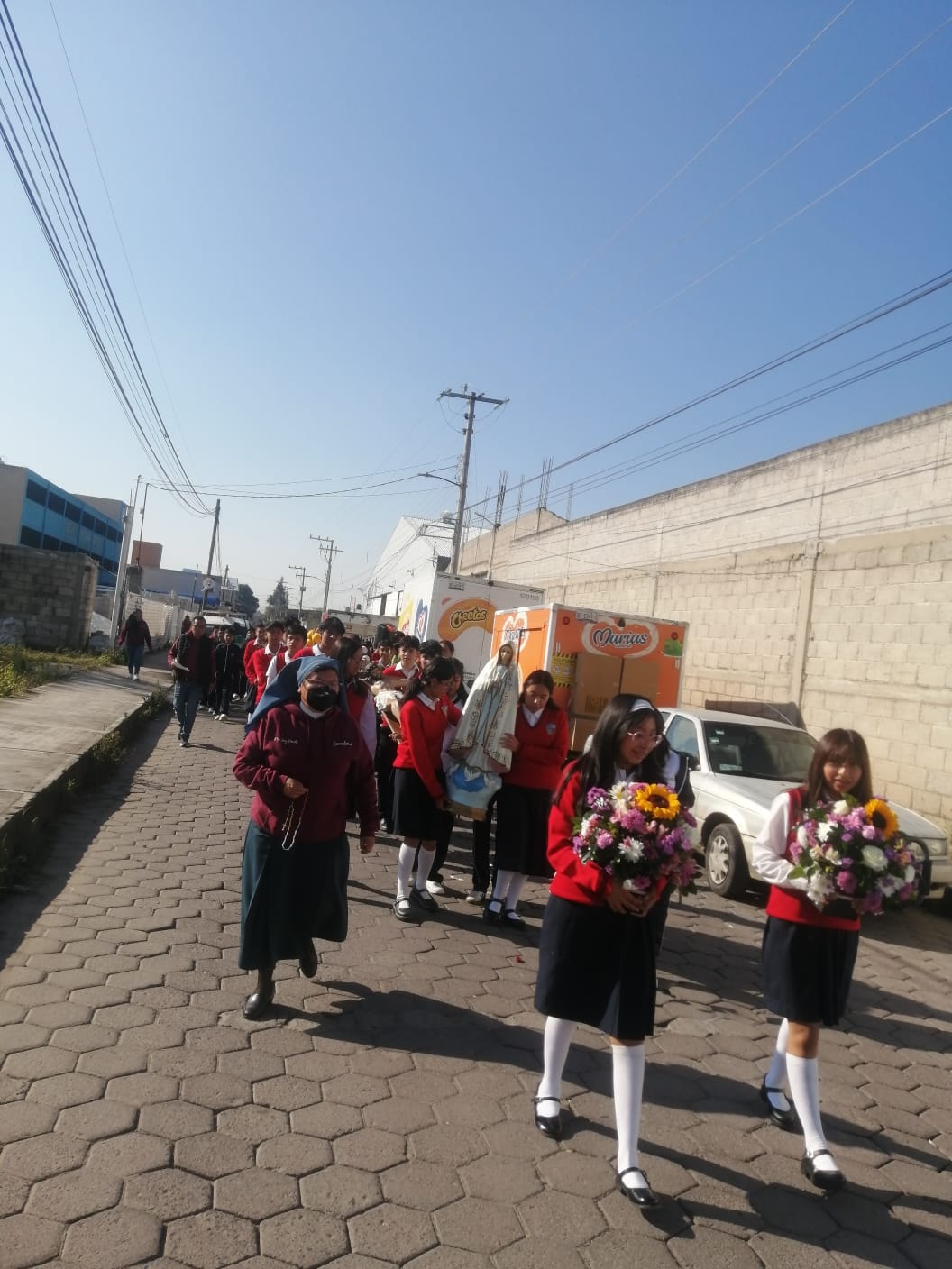 Procesión mariana con alumnas y flores - Secundaria Pacelli