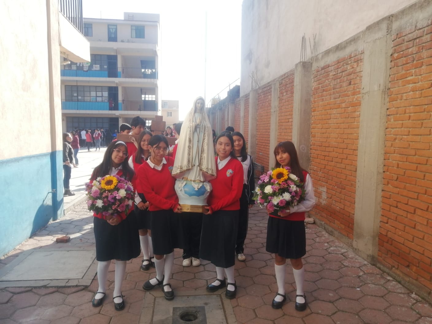 Alumnas con imagen de la Virgen de Fátima - Secundaria Pacelli
