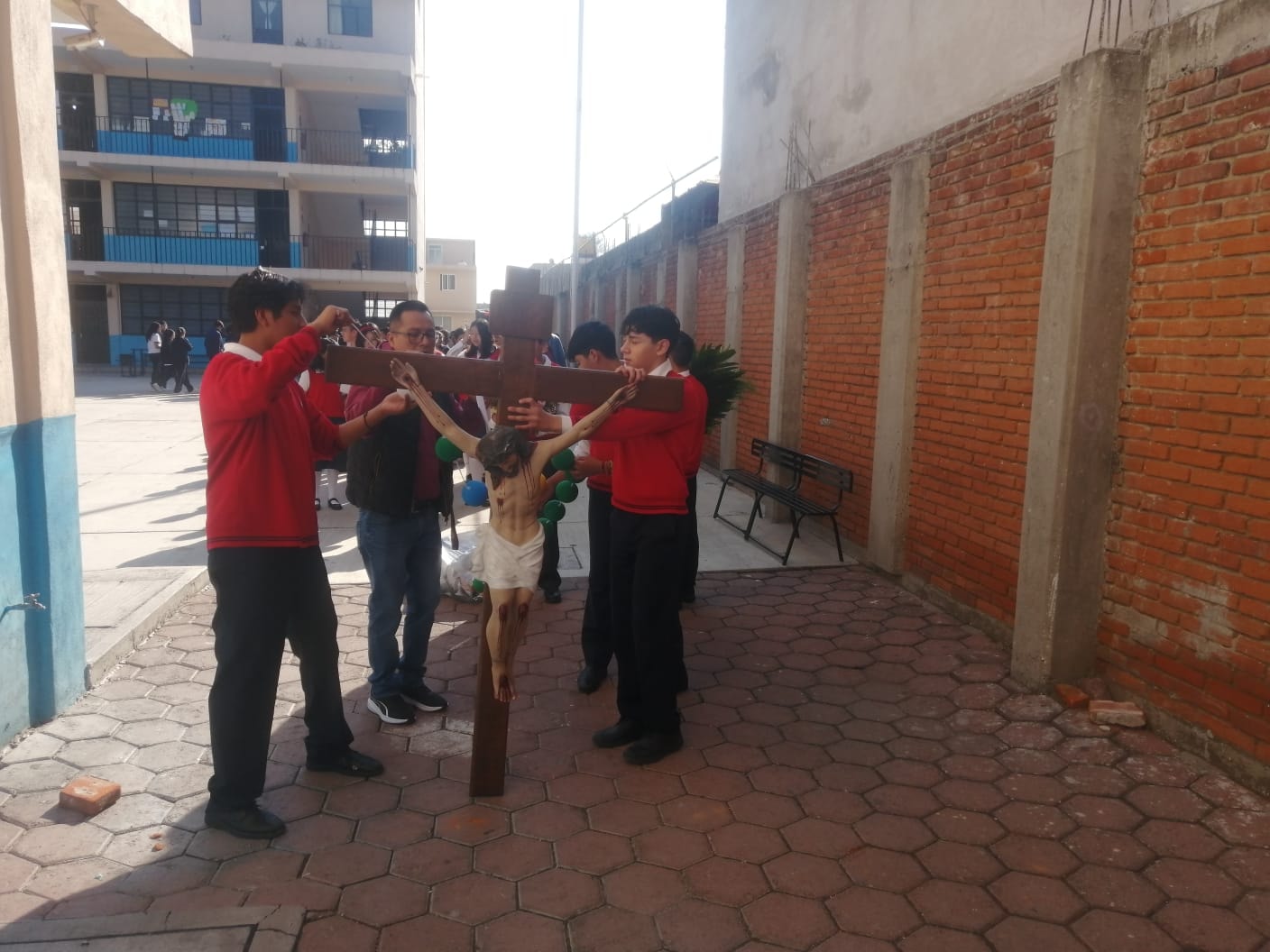 Alumnos cargando la cruz en el patio - Secundaria Pacelli