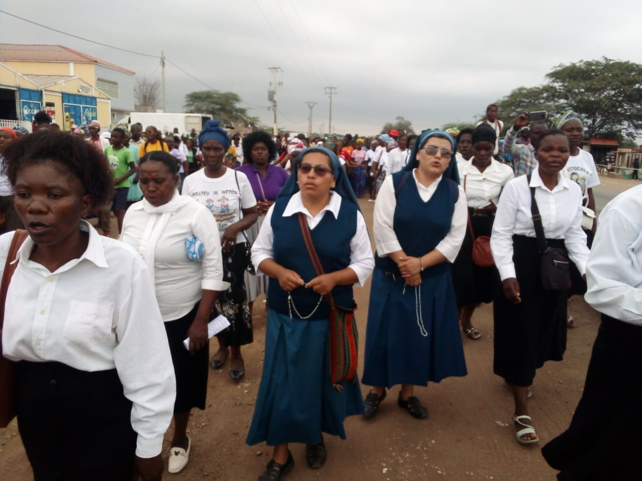 Hermanas Misioneras en procesión comunitaria